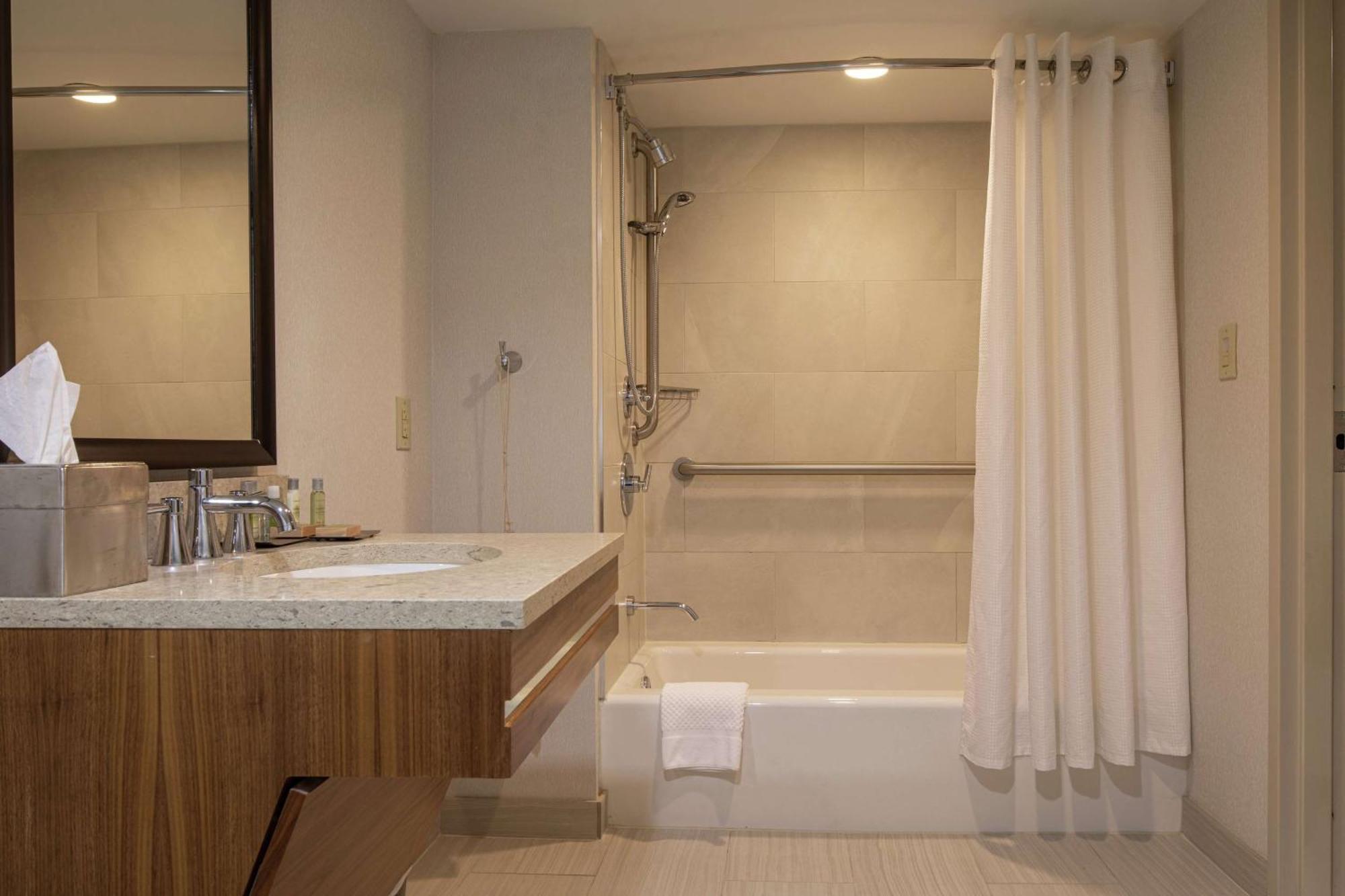 Doubletree By Hilton Pittsburgh-Green Tree Crafton Exterior foto